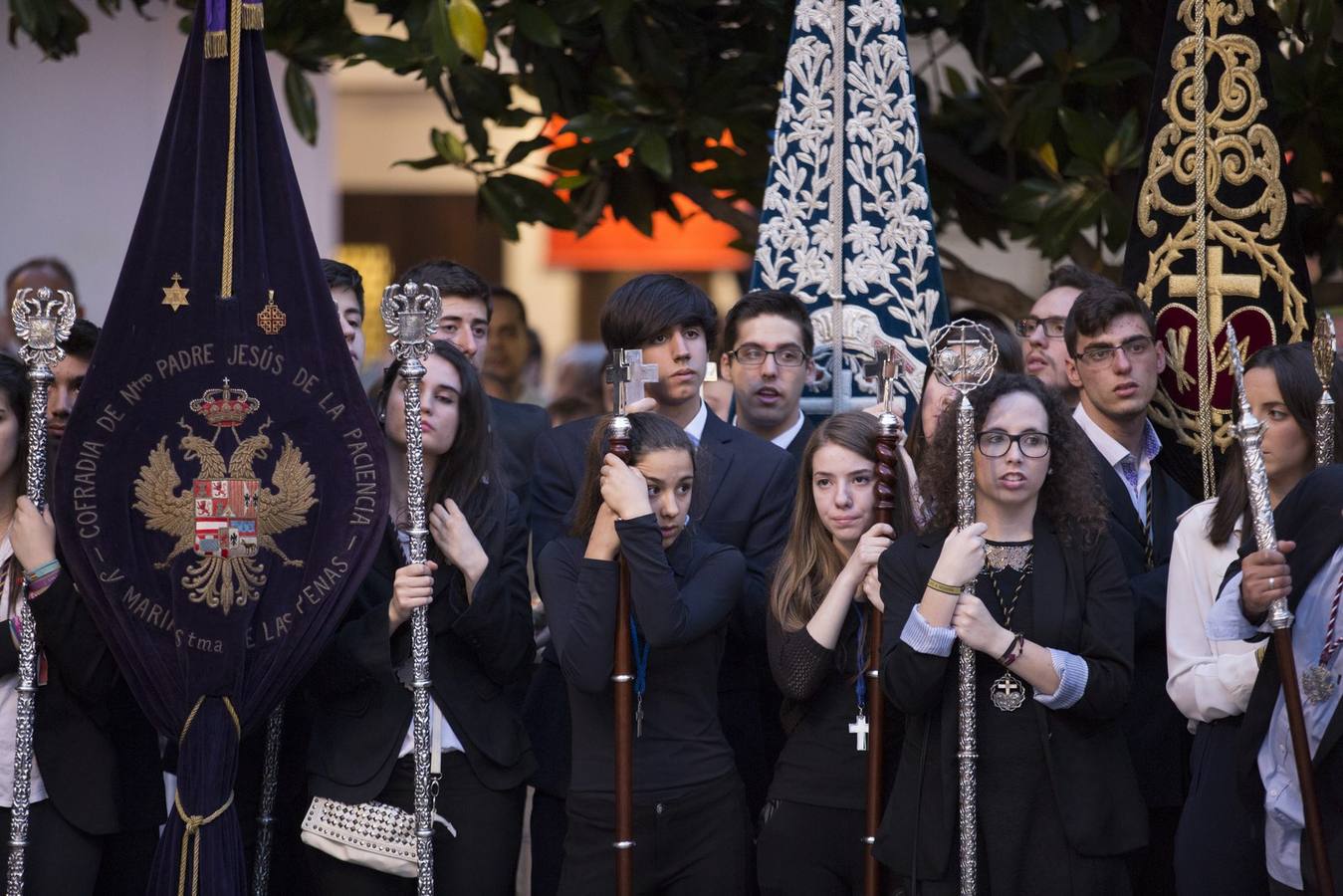 La Virgen de la Amargura, arropada por los granadinos en su traslado a la Catedral