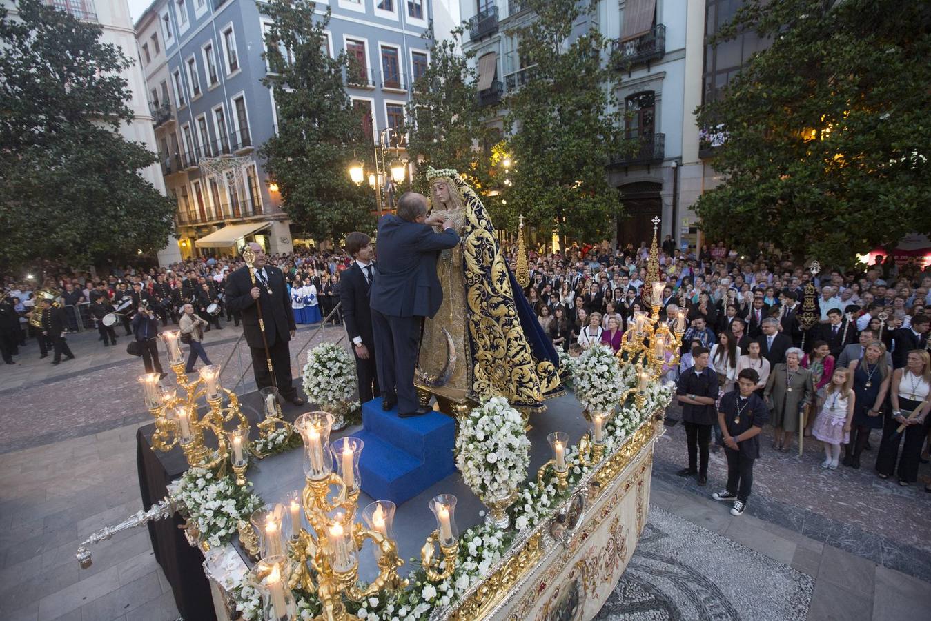 La Virgen de la Amargura, arropada por los granadinos en su traslado a la Catedral