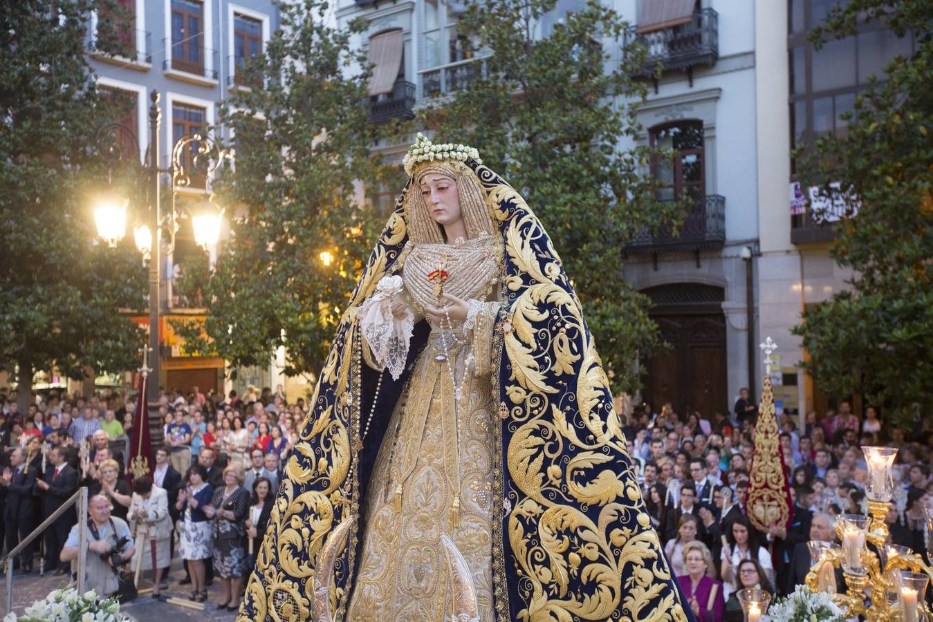 La Virgen de la Amargura, arropada por los granadinos en su traslado a la Catedral