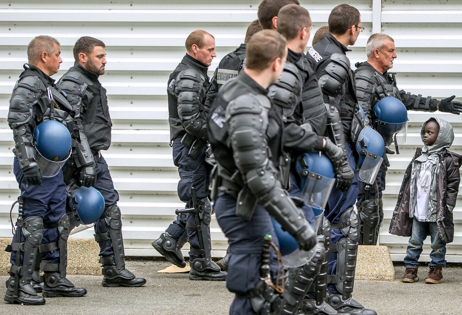 Gendarmes franceses desalojan a los inmigrantes que vivían en un campamento cerca del Túnel del Canal en Calais, al norte de Francia.