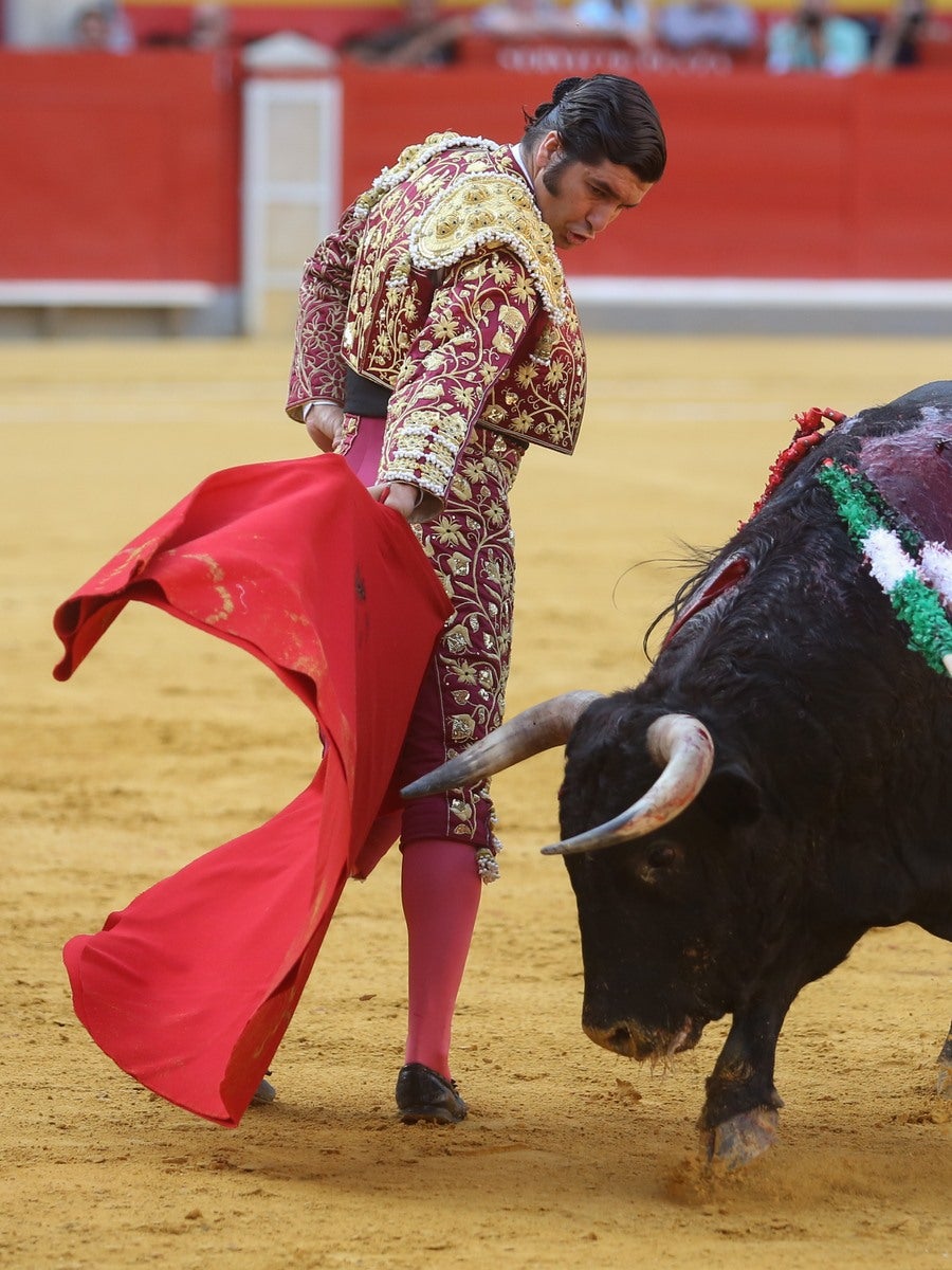 Triunfos de Morante y Talavante y Manzanares, que cae herido, en Granada