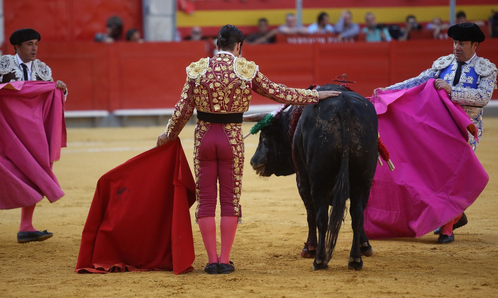 Triunfos de Morante y Talavante y Manzanares, que cae herido, en Granada