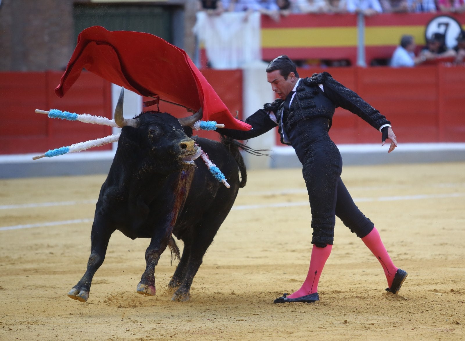 Triunfos de Morante y Talavante y Manzanares, que cae herido, en Granada