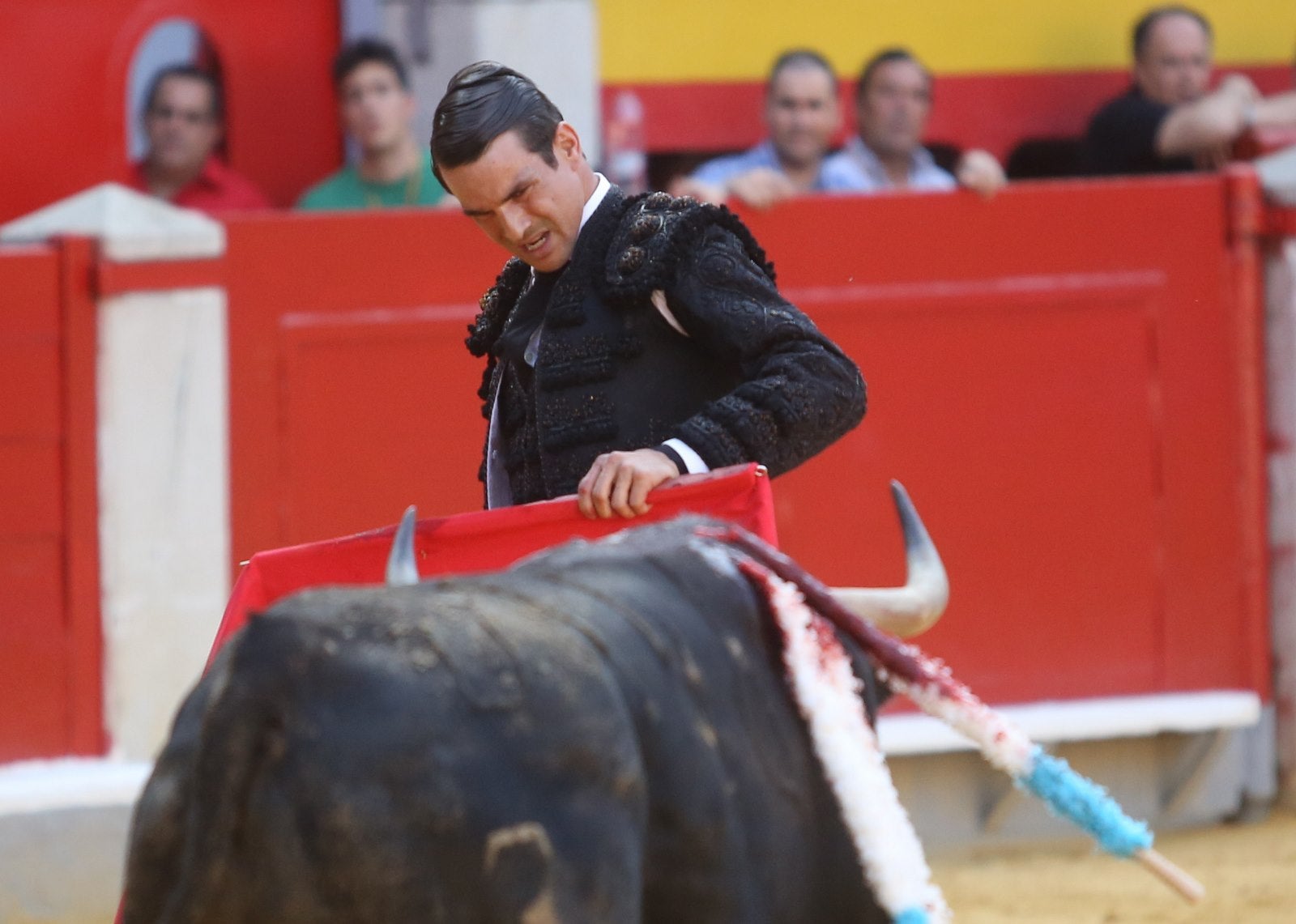 Triunfos de Morante y Talavante y Manzanares, que cae herido, en Granada