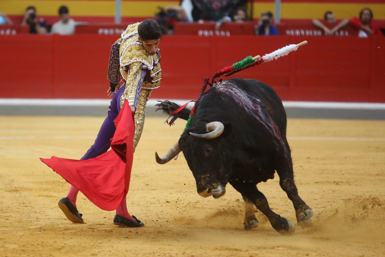 Triunfos de Morante y Talavante y Manzanares, que cae herido, en Granada