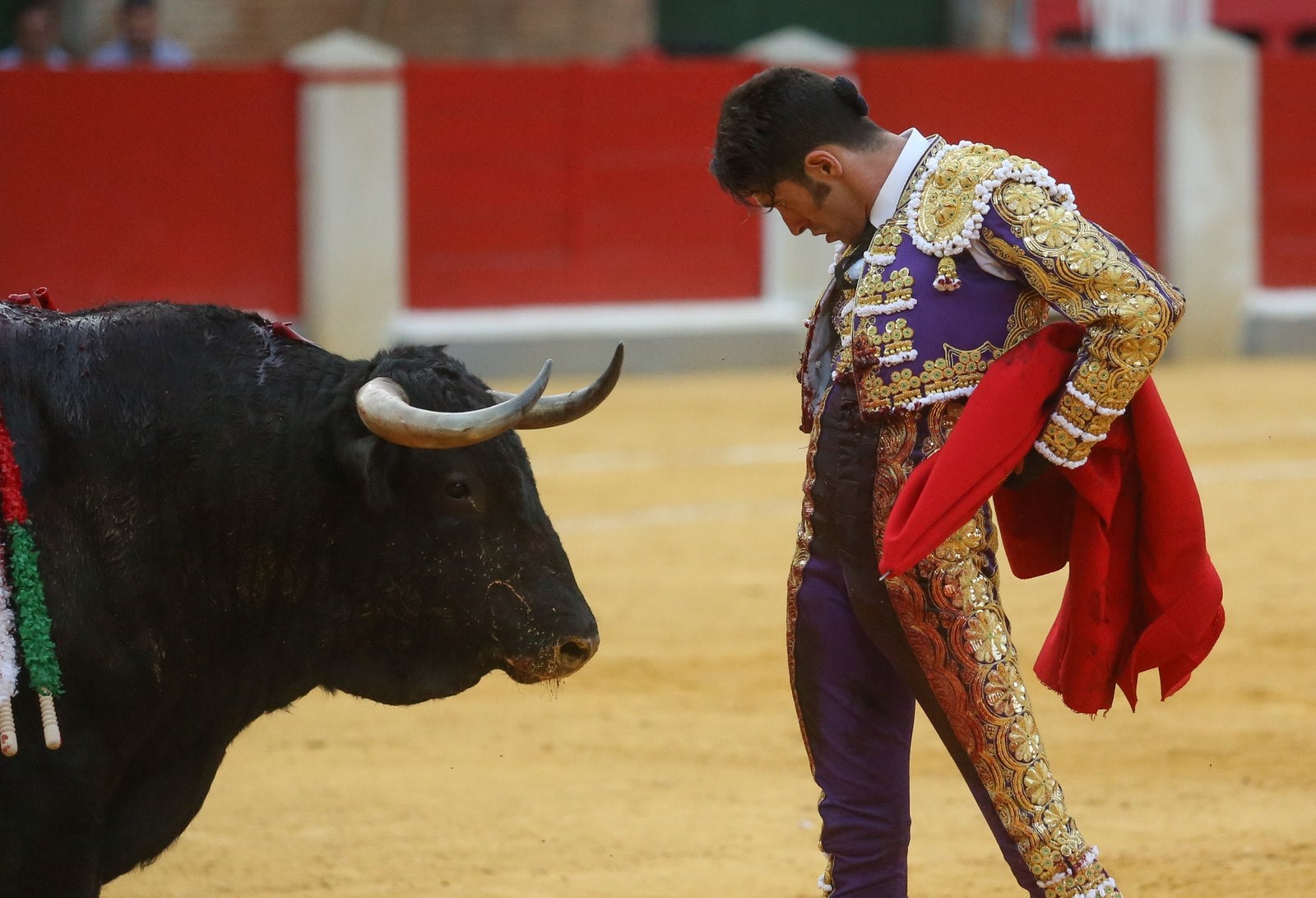 Triunfos de Morante y Talavante y Manzanares, que cae herido, en Granada