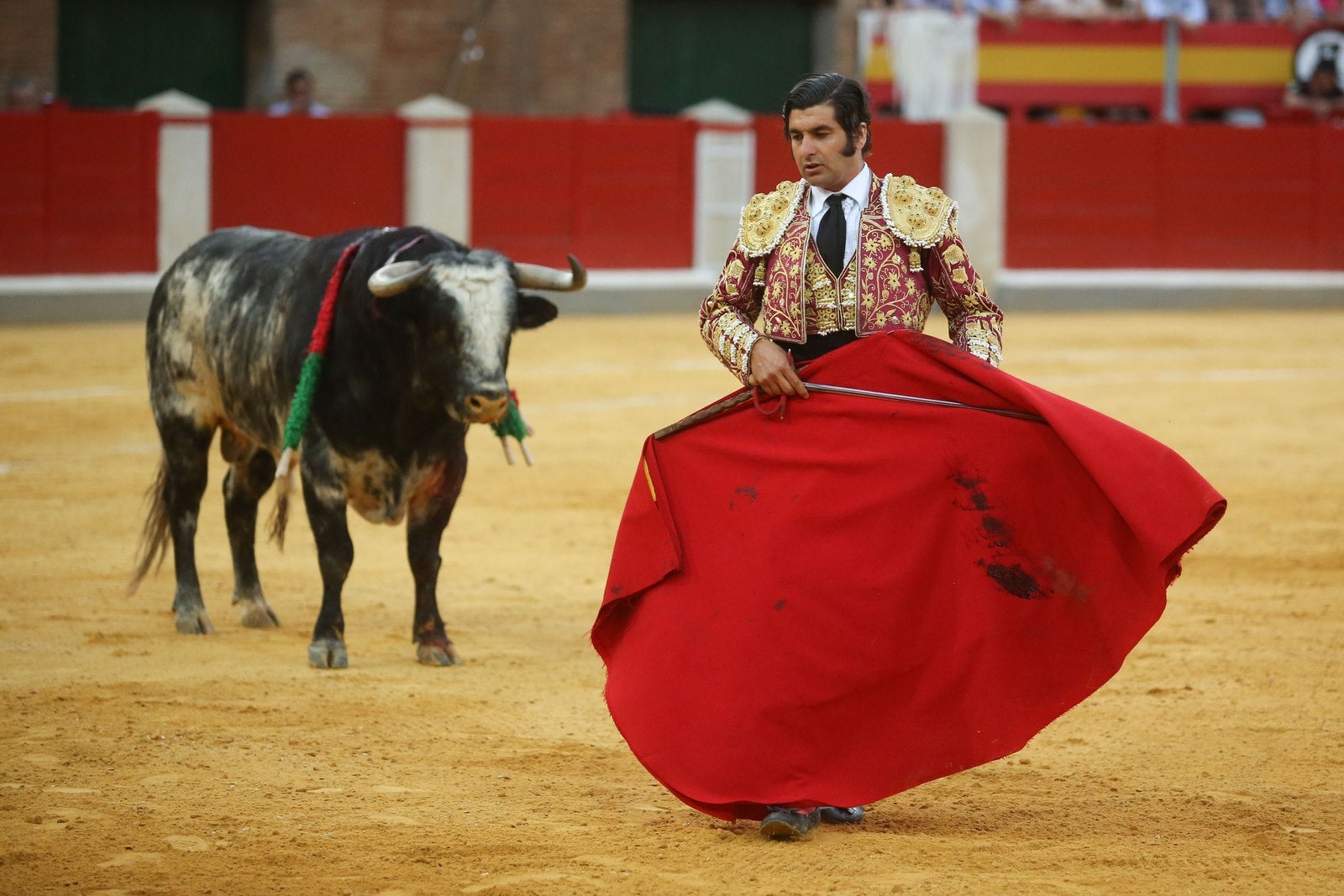 Triunfos de Morante y Talavante y Manzanares, que cae herido, en Granada