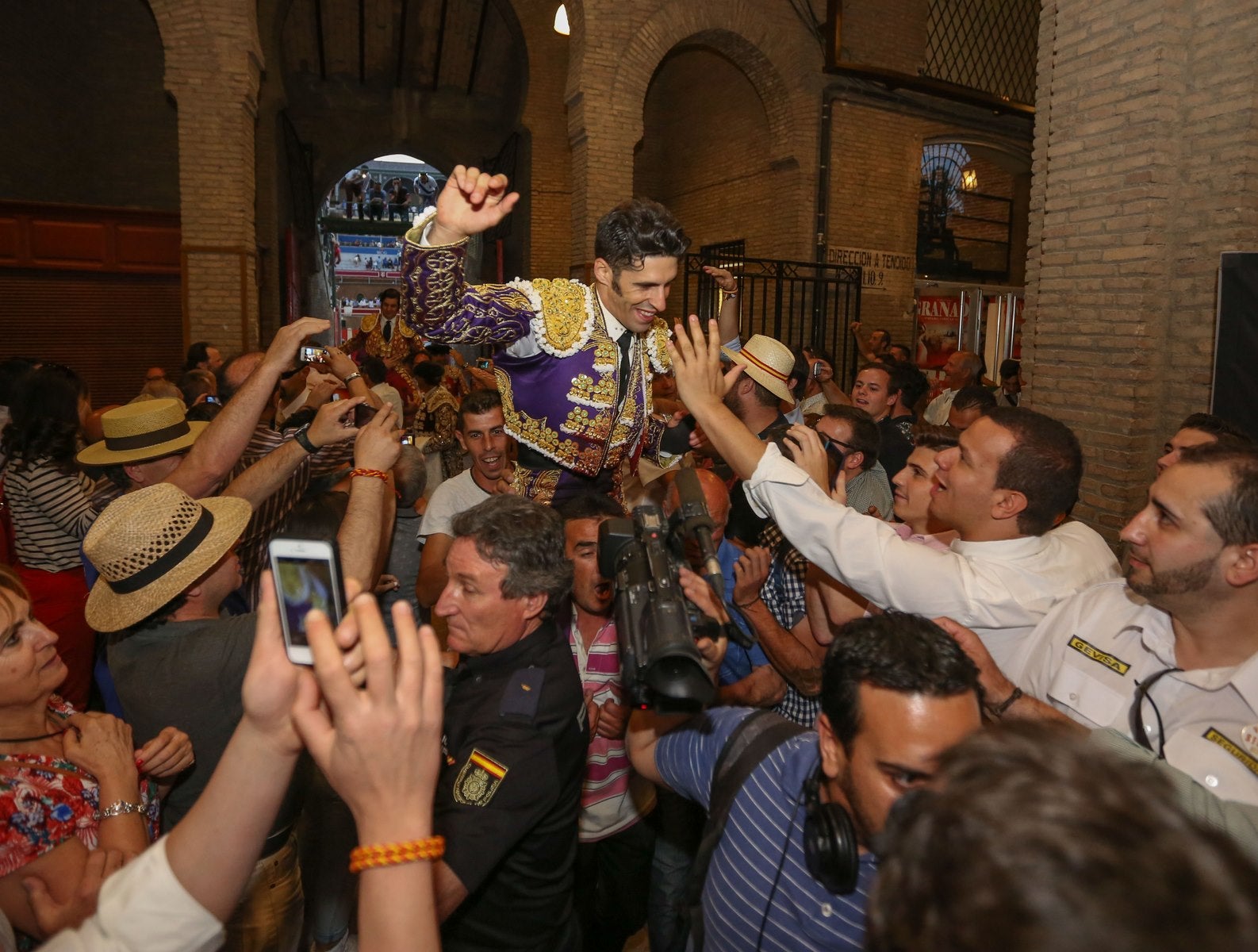 Triunfos de Morante y Talavante y Manzanares, que cae herido, en Granada