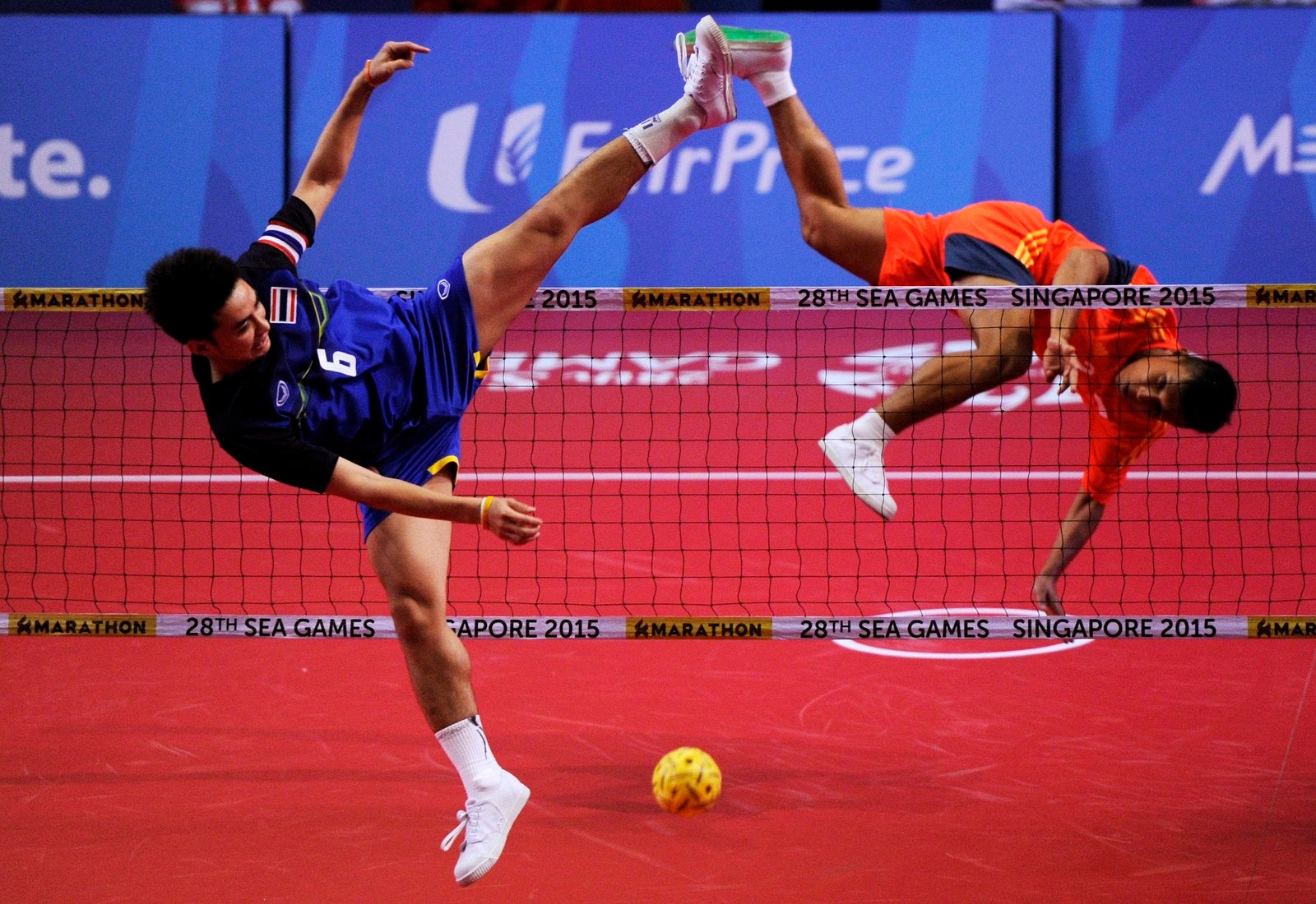 Sepak Takraw - Hombres Equipos - Indonesia v Tailandia - Indonesia Muhammad Herson Saiful y Petlue Panupong de Tailandia.