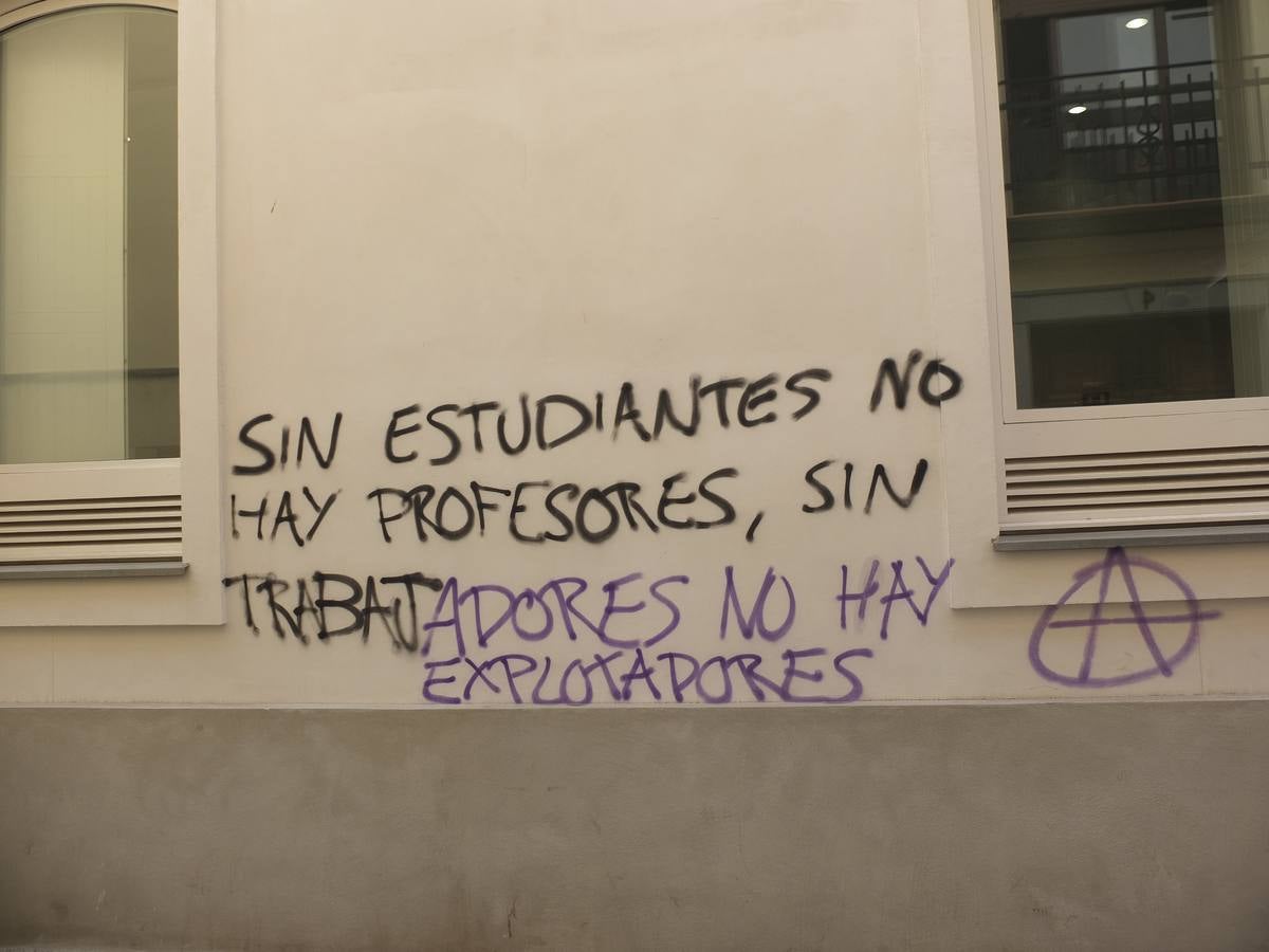La Hermandad de los Favores denuncia unas pintadas blasfemas