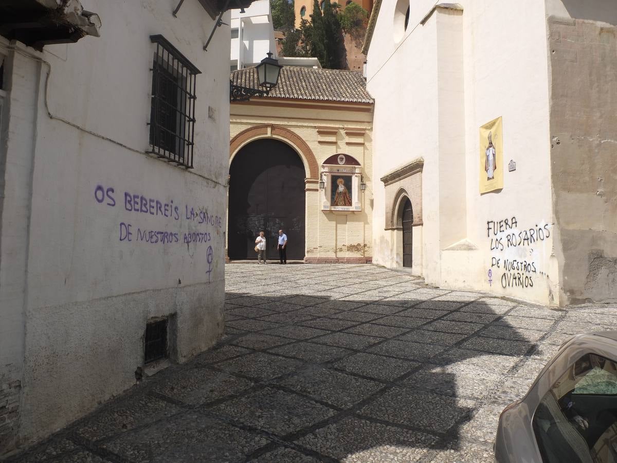La Hermandad de los Favores denuncia unas pintadas blasfemas