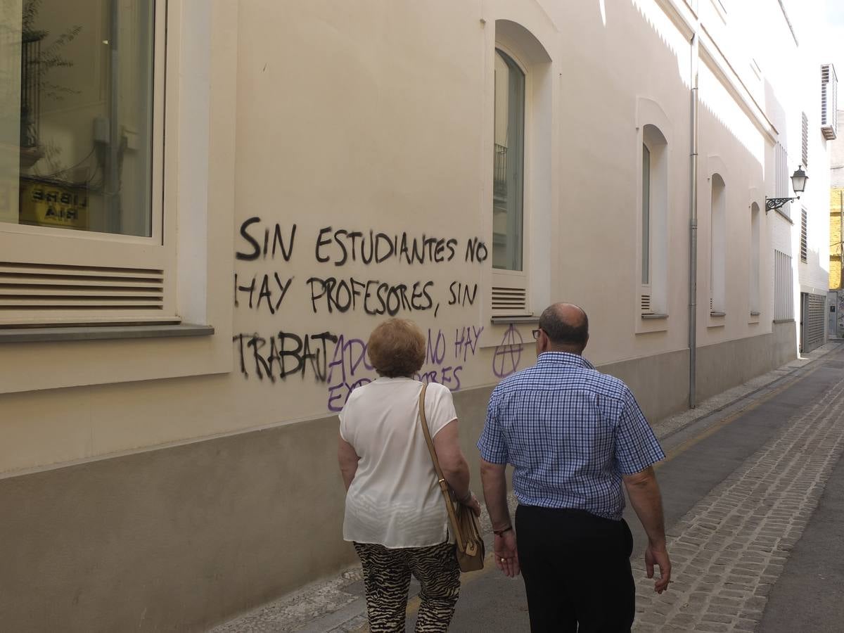 La Hermandad de los Favores denuncia unas pintadas blasfemas