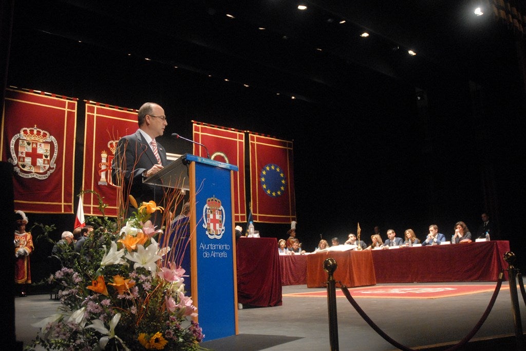 Un tenso pleno da por sorpresa la alcaldía de Almería a Rodríguez-Comendador