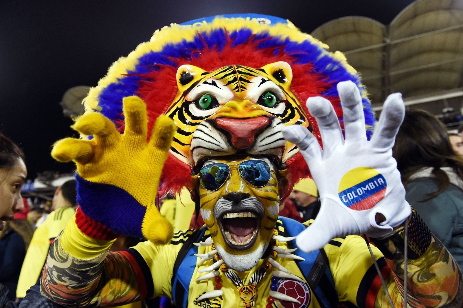 Hinchas colombianos antes del partido de fútbol contra Brasil en Santiago, Chile.