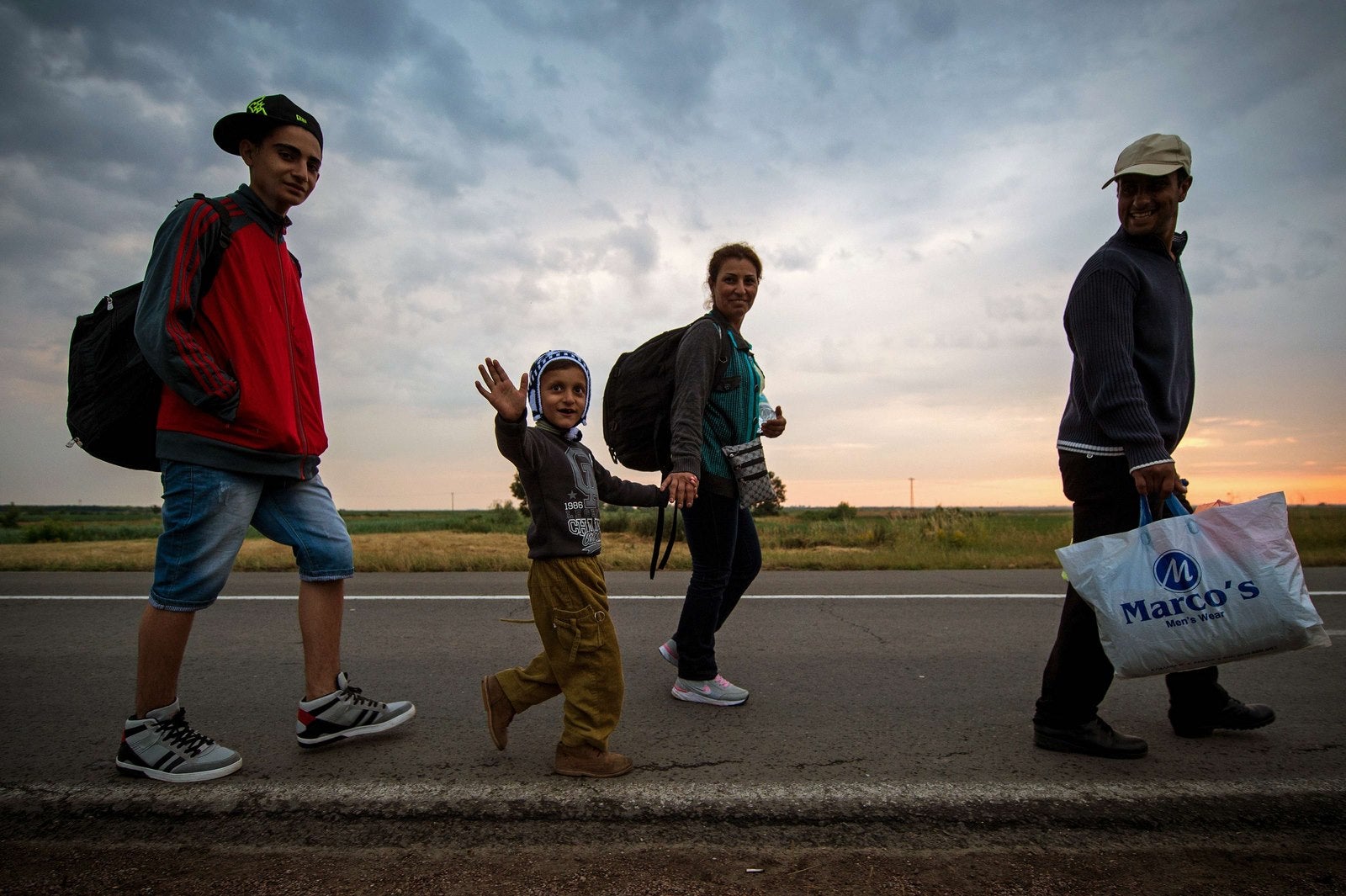 Emigrantes hacia la frontera con Hungría, cerca de la ciudad norteña serbia de Kanjiza.