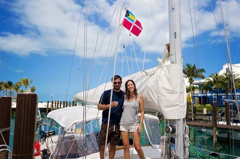 Dejan su monótona vida para recorrer el mundo en un barco con su gato