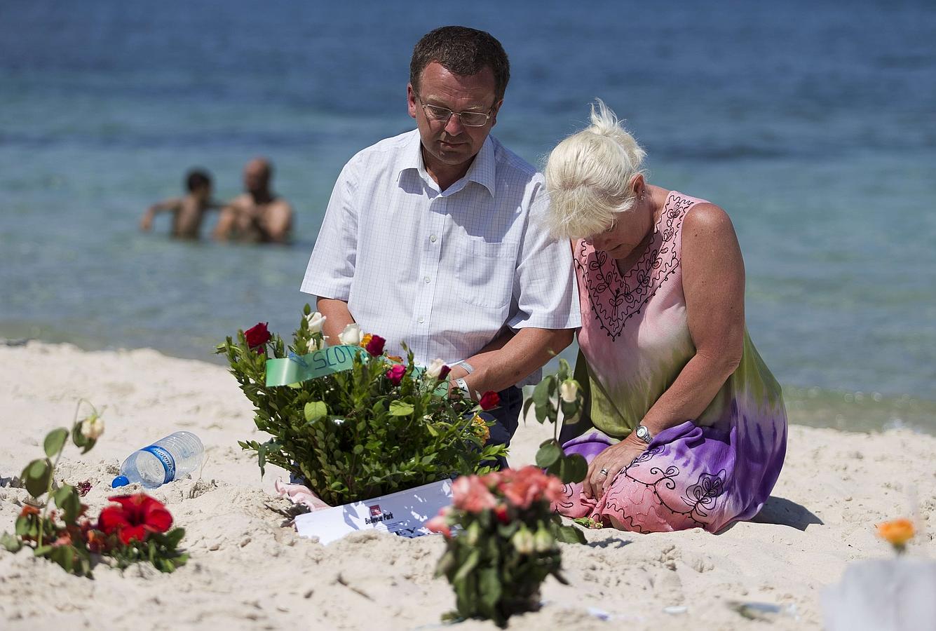 Los turistas lloran en el sitio de un ataque a tiros en la playa en frente del Riu Imperial Marhaba Hotel en Port el Kantaoui, en las afueras de Sousse al sur de la capital de Túnez.