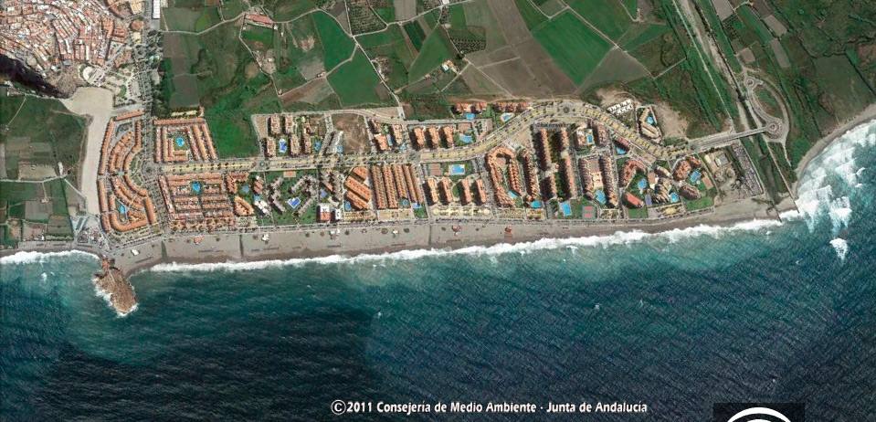 Salobreña. Actualidad. El delta del Guadalfeo estaba casi virgen en 1957. En la actualidad el ecosistema natural ha sido sustituido por una sucesión de urbanizaciones. El río no puede aportar arenas a su delta natural por lo que permite la entrada del mar y no podría contener avenidas en épocas de inundación.