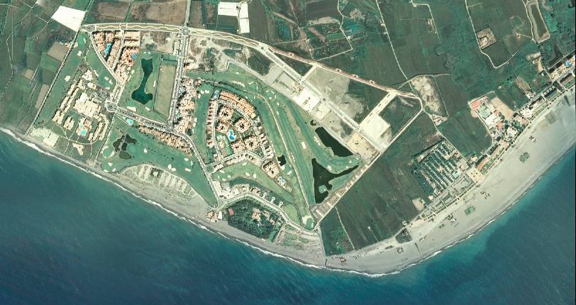 Playa Granada. Actualidad. Centenares de pequeños huertos cultivados, charcas y espacios de humedal, han dado paso a complejas urbanizaciones que ocupan la zona de poniente del litoral de Motril. Playa Granada es el ejemplo más claro de lo que ha ocurrido en una parte muy significativa de la costa granadina, donde había espacios naturales de alto valor ecológico, ahora hay edificaciones.