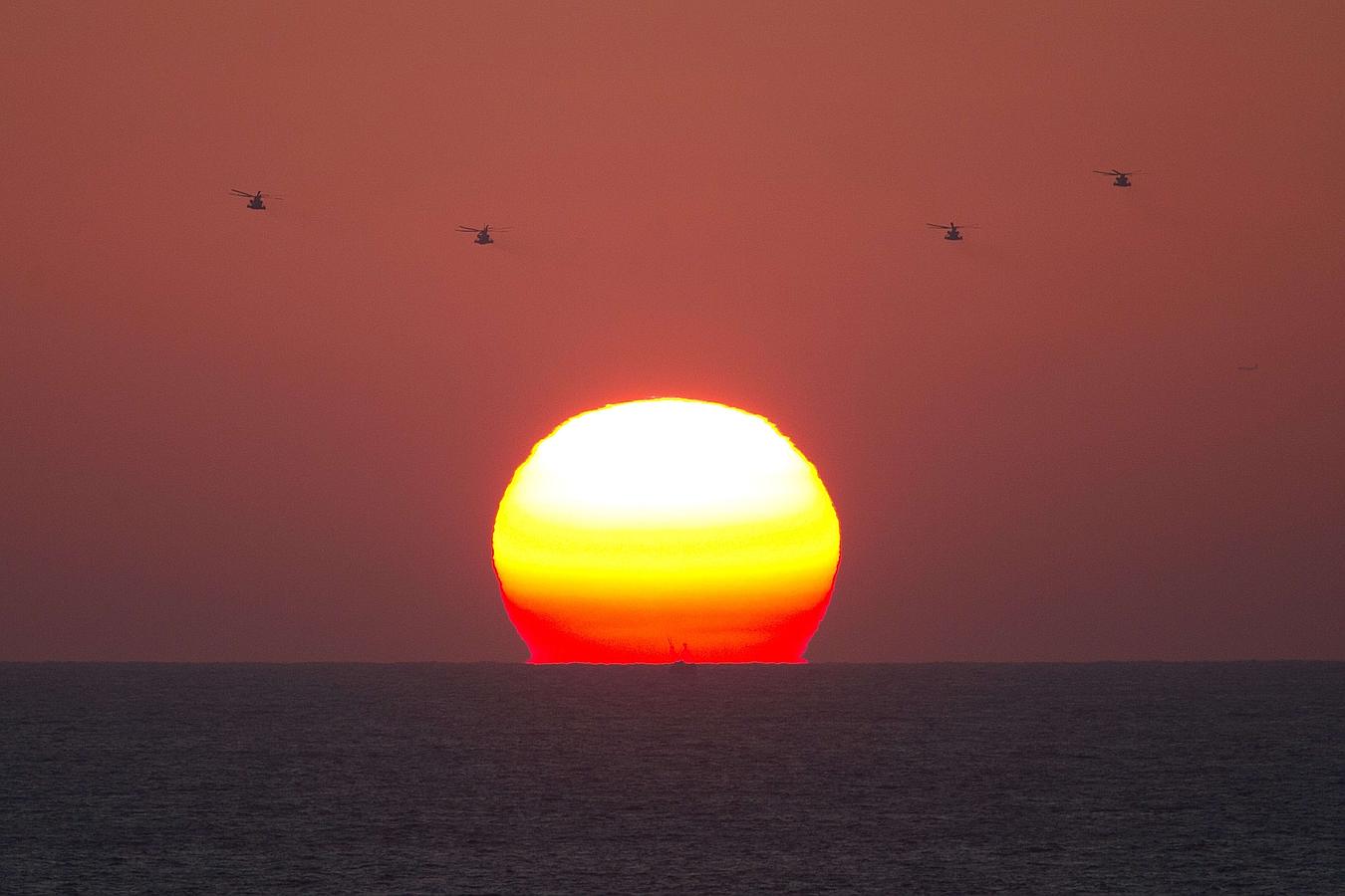 Helicópteros del ejército israelí vuelan sobre el mar Mediterráneo al atardecer cerca de la ciudad portuaria israelí de Ashdod.