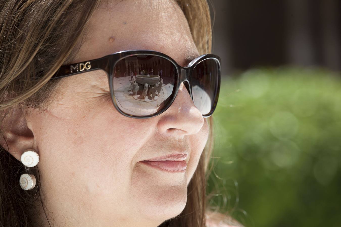 El Patio de los Leones se refleja en la gafas de sol de Mar Villafranca, exdirectora general delPatronato de la Alhambra y el Generalife. 
