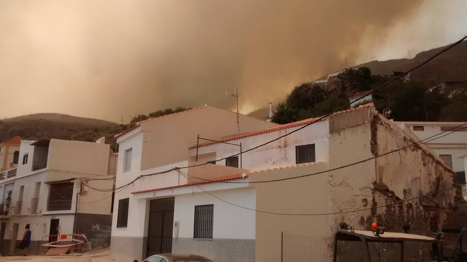 Alerta por un incendio forestal en Gualchos