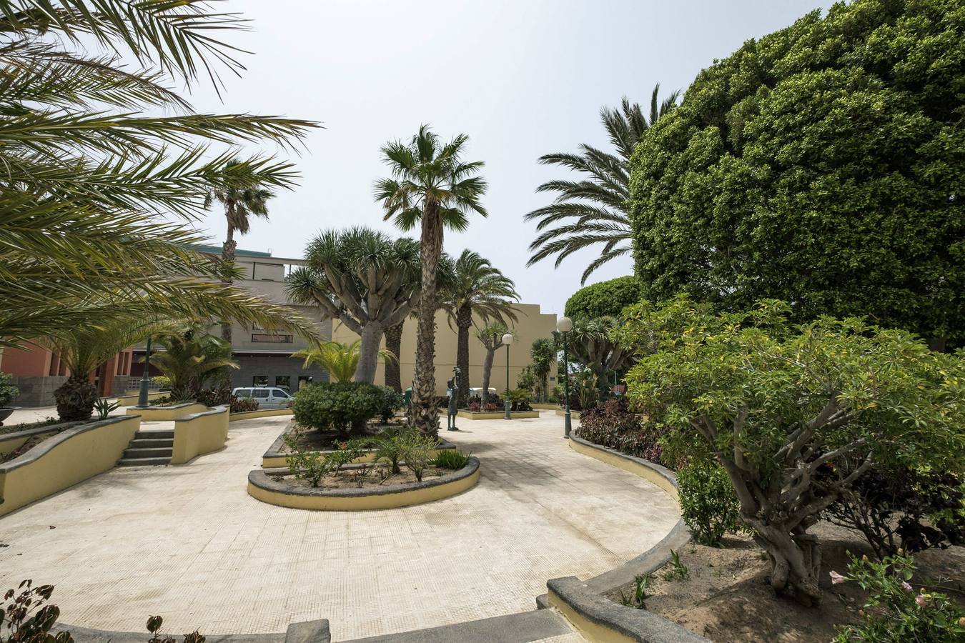 A primera hora de la tarde, las calles y las plazas de Agüimes, Gran Canaria, quedán desiertas ante las altas emperaturas.