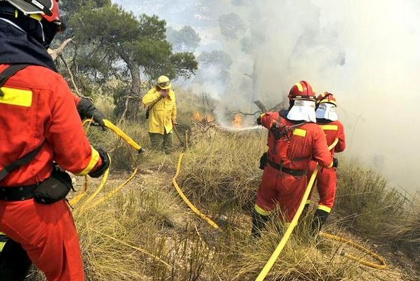 Efectivos de la UME y el INFOCA luchan contra el fuego en Quesada