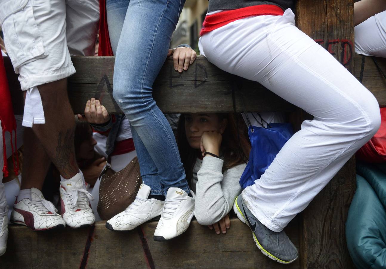 Espectadores del quinto "encierro"de las fiestas de San Fermín en la curva de Mercaderes en Pamplona.