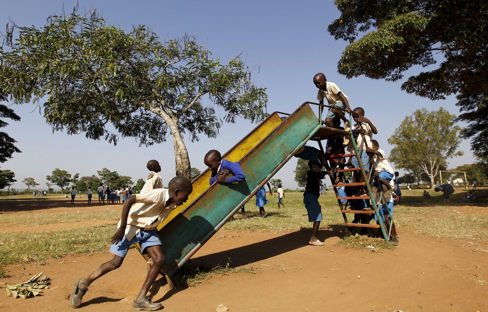 Los alumnos juegan durante el recreo en la escuela primaria en el pueblo de nyang'oma kogelo, al oeste de la capital de Kenia Nairobi.