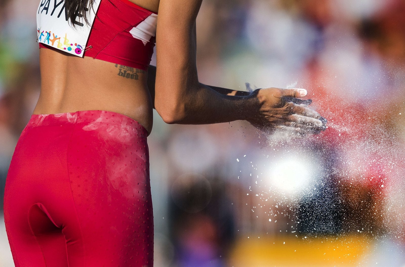 Demi Payne de EE.UU. pone magnesio en sus manos mientras compite en la prueba de salto con pértiga en los Juegos Panamericanos de 2015 en Toronto.