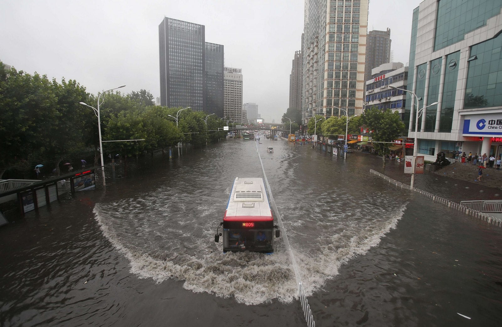 Esta imagen muestra un autobús haciendo su camino a través de las inundaciones en Wuhan, en la provincia de Hubei, centro de China.