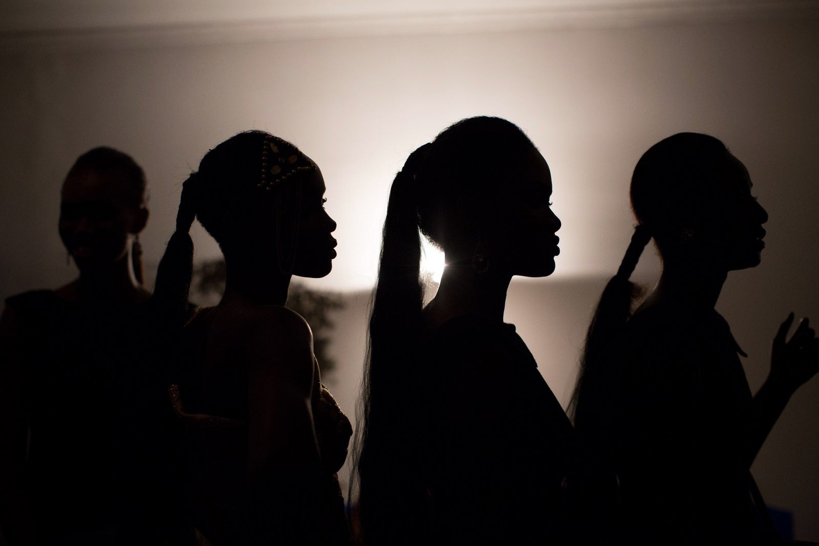 Modelos esperan entre bastidores durante la semana de la moda de Kinshasa.