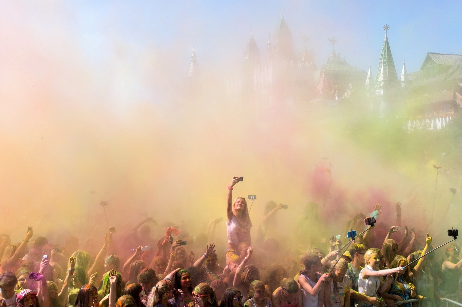 Participantes tiran polvo de color durante el Festival de Holi en Moscú, originalmente el festival se celebró en el norte de la India lanzando polvos de colores sobre la gente para celebrar la primavera y ahuyentar los malos espíritus.