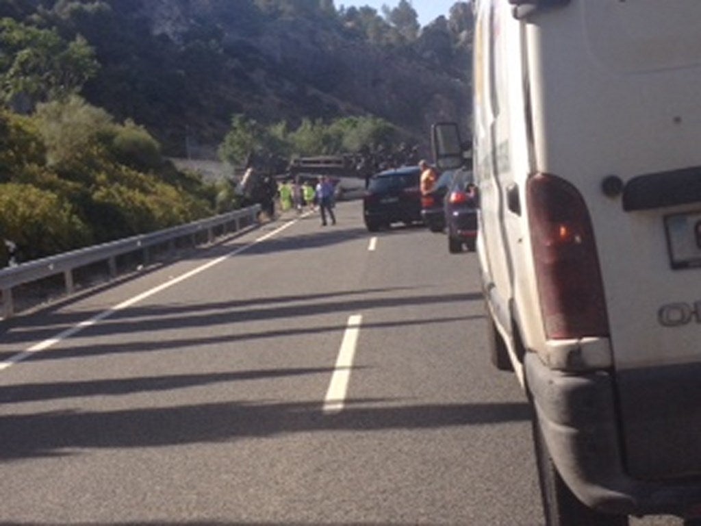 Cortada la A-44 en dirección a Granada por el vuelco de un camión