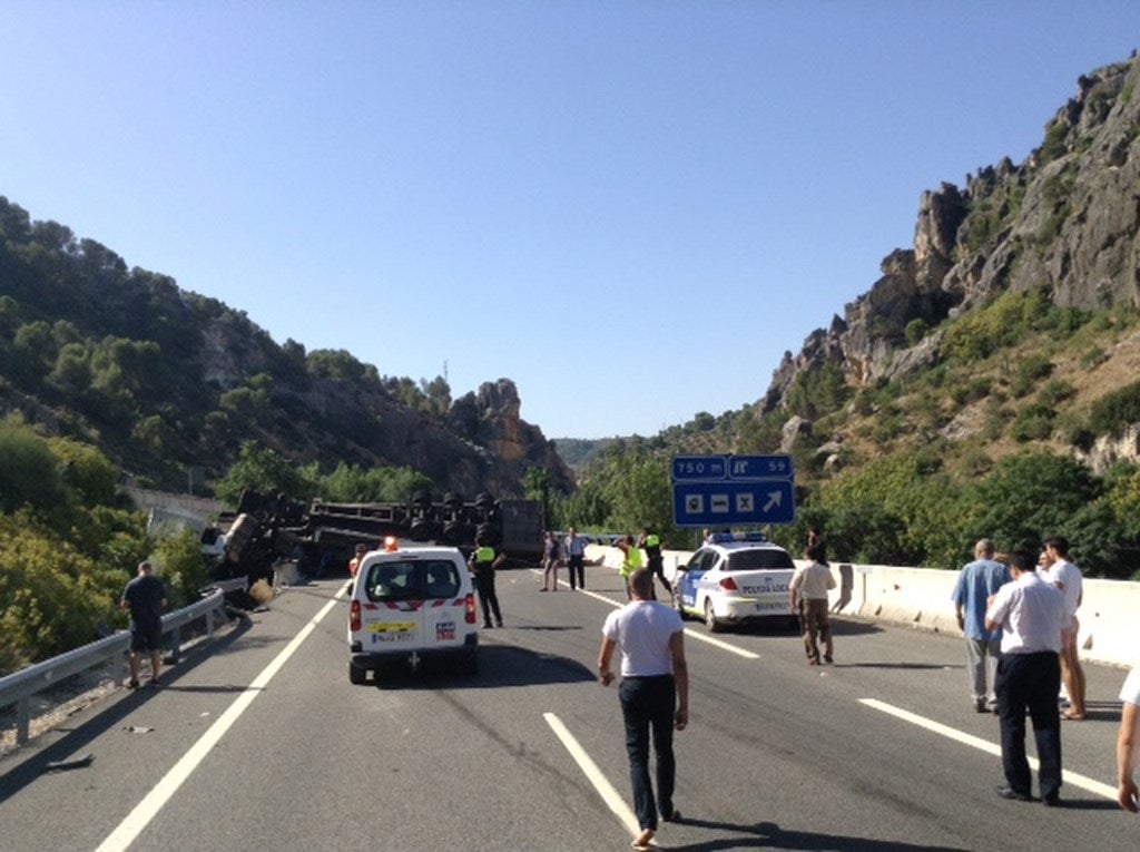 Cortada la A-44 en dirección a Granada por el vuelco de un camión