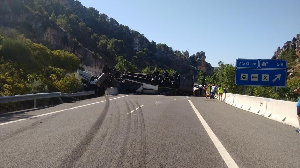 Cortada la A-44 en dirección a Granada por el vuelco de un camión