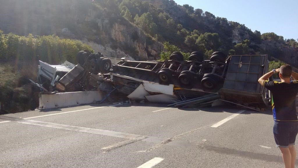 Cortada la A-44 en dirección a Granada por el vuelco de un camión