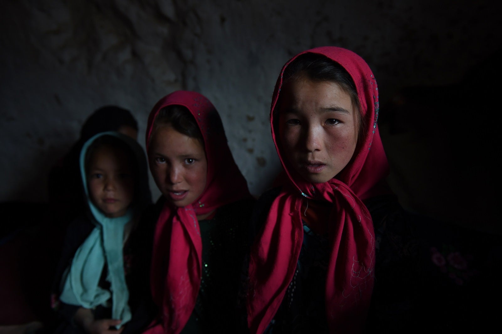 Niños hazara afganos se sientan dentro de la cueva en la ciudad vieja de Bamiyan, a unos 200 kilómetros al noroeste de Kabul.