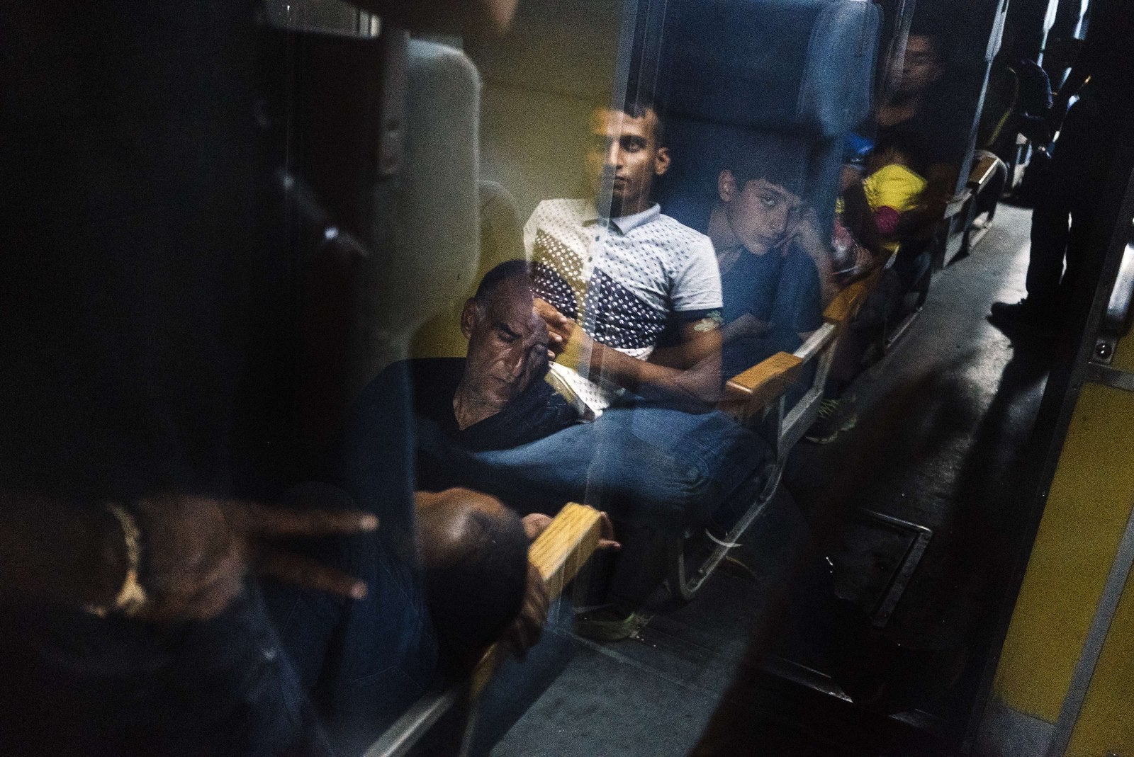 Inmigrantes viajan en un tren en dirección a la frontera con Serbia.