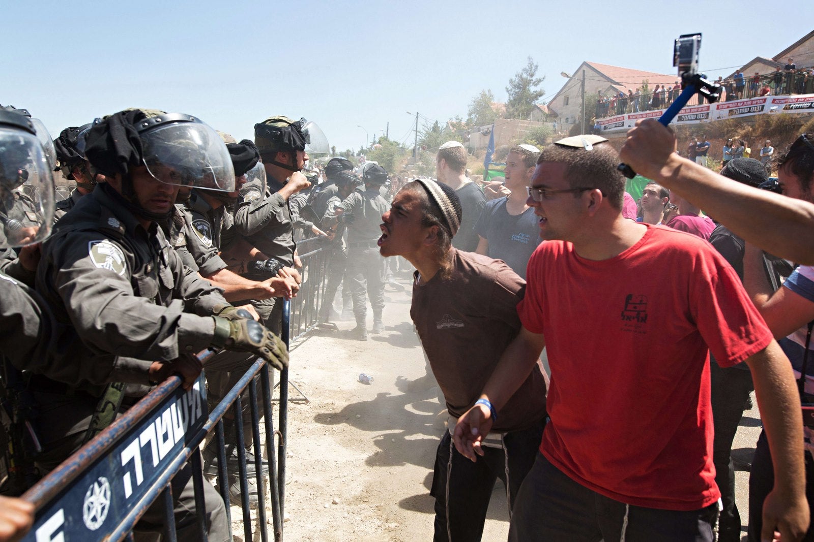 Colonos israelíes pelea con las fuerzas de seguridad de Israel.