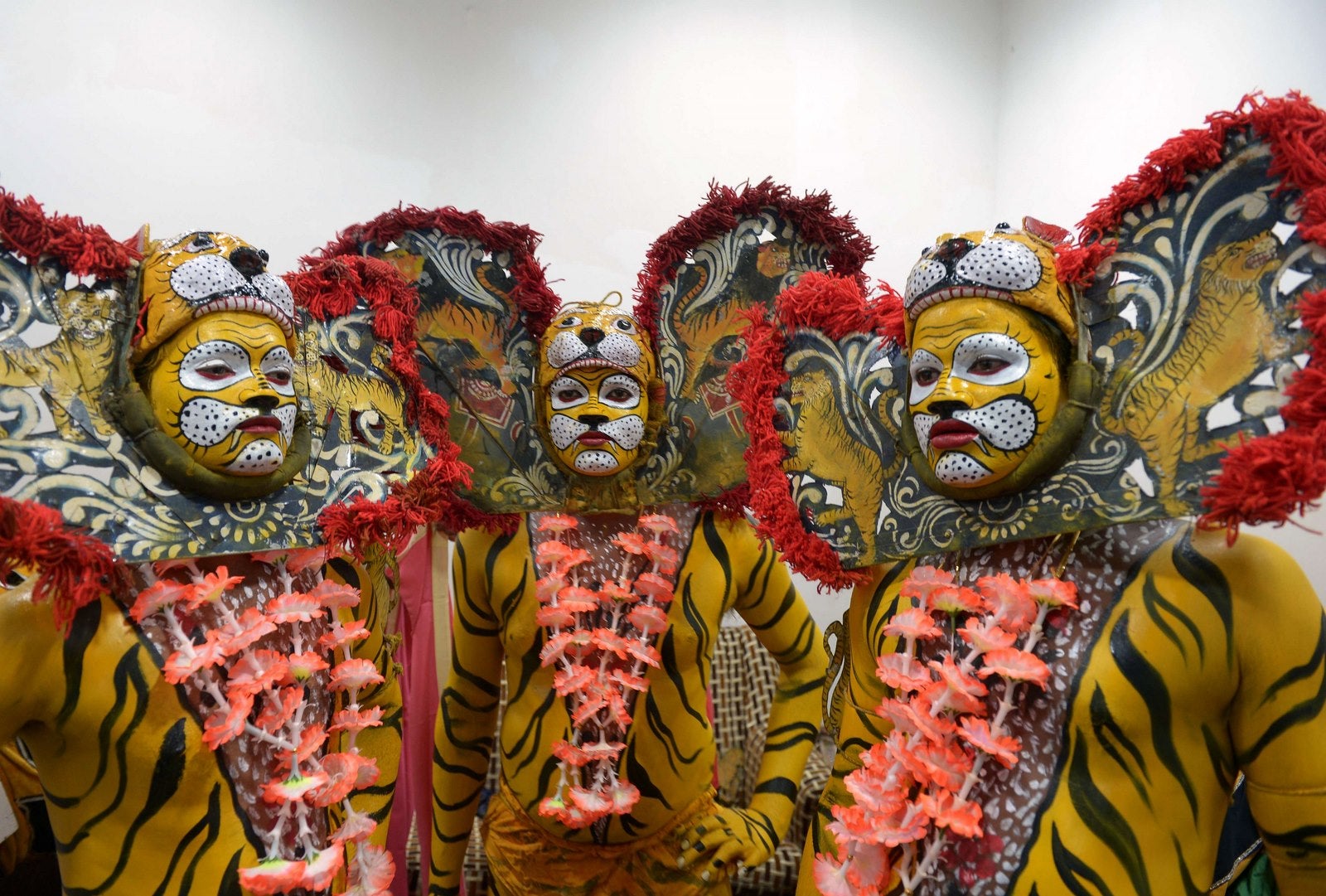 Bailarines tribales se preparan para llevar a cabo una "danza del tigre" tradicional con motivo del Día Internacional del Tigre en Calcuta.