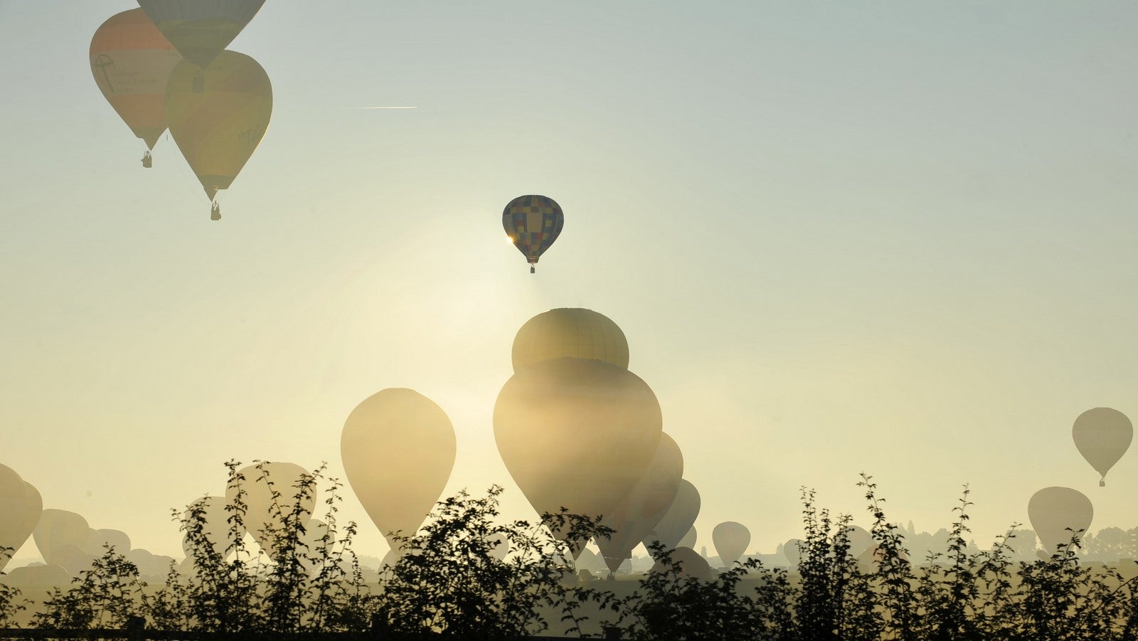 Globos aerostáticos sobrevuelan la Chambley al noreste de Francia.
