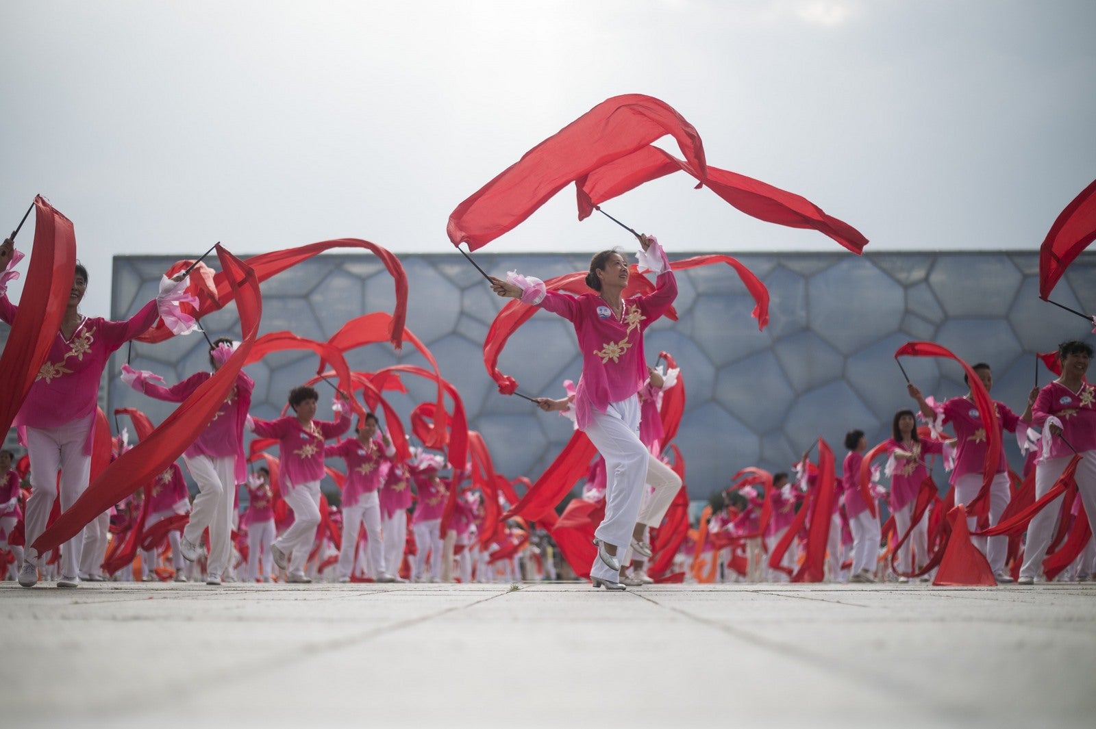 Voluntarios desfilar delante de los periodistas unos minutos antes del anuncio de la votación del Comité Olímpico Internacional de Beijing como sede de los Juegos Olímpicos de Invierno de 2022.