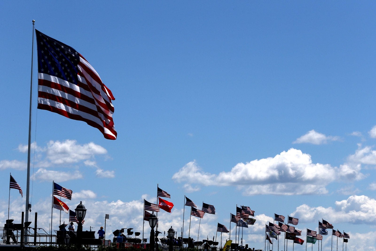 Una vista de banderas durante la práctica para Windows NASCAR Sprint Cup Series en Pensilvania.