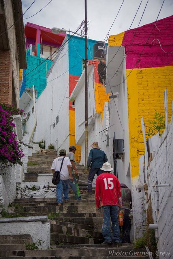 La genial obra multicolor de unos artistas mexicanos en una barriada deprimida