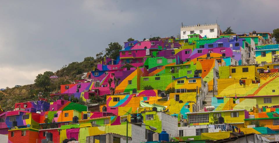 La genial obra multicolor de unos artistas mexicanos en una barriada deprimida