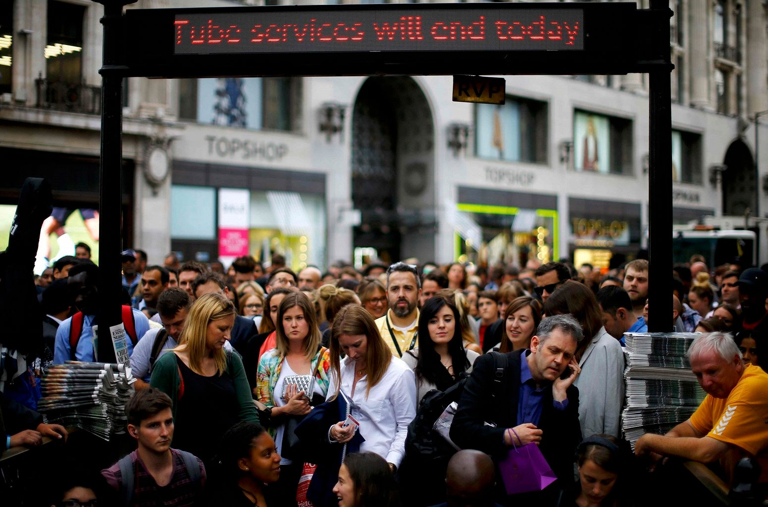 Viajeros tratan de entrar en la estación de metro de Oxford Circus poco antes del inicio de una huelga de 24 horas en Londres, Reino Unido.