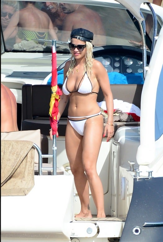 Rita Ora luce su esplendida figura en Ibiza