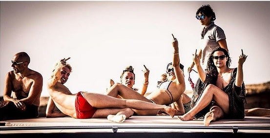 Rita Ora luce su esplendida figura en Ibiza